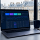 Dashboard Google Ads dans bureau parisien moderne avec vue haussmannienne