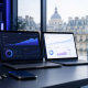 Deux laptops SEO côte à côte dans bureau parisien — comparatif agence vs freelance